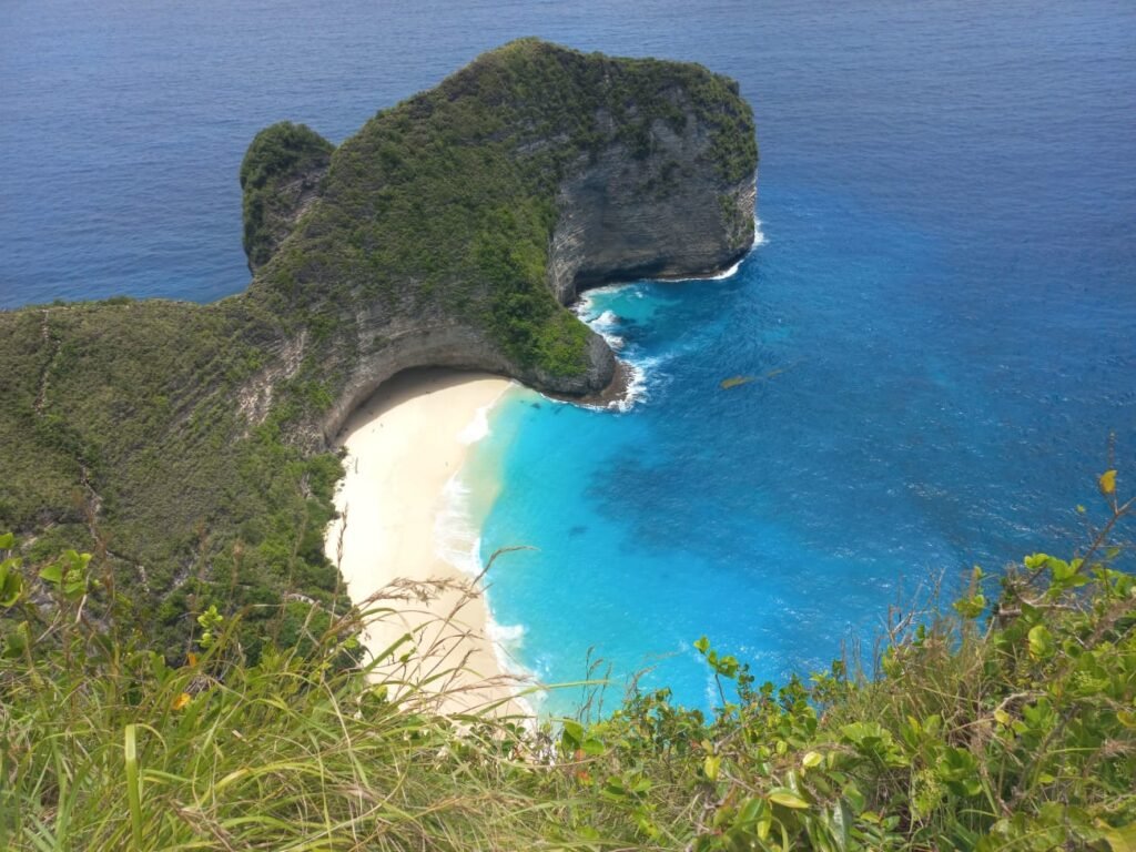Kelingking Beach T-Rex cliff viewpoint for Bali budget travel guide day trip